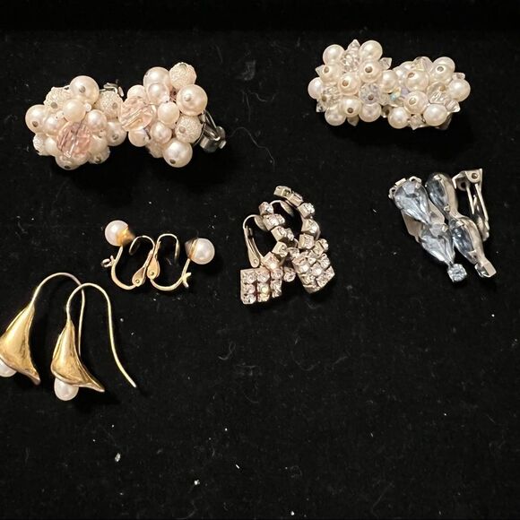 Vtg 5 Clip Earrings 1 wire. 11 One piece Earrings few miscl pearls & rhinestones - Picture 2 of 8